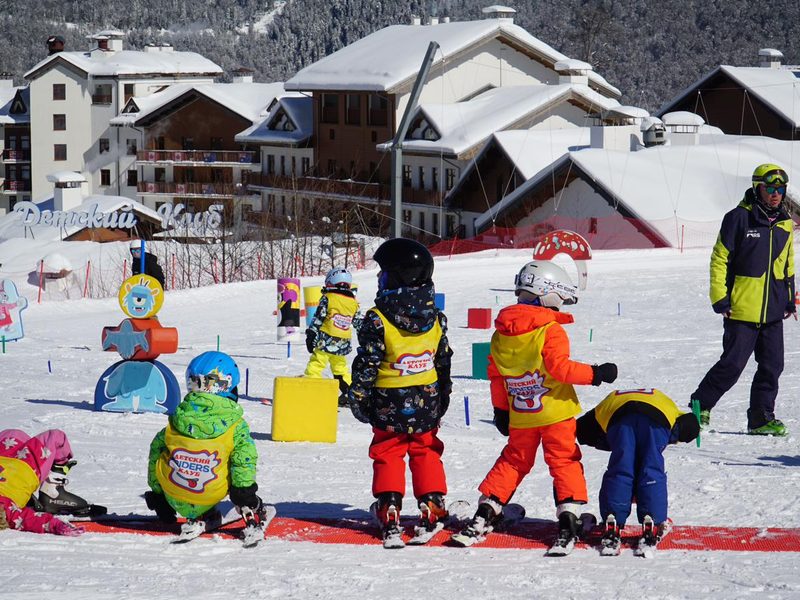 Groupe d’enfants en cours collectif de ski à Saint-Lary