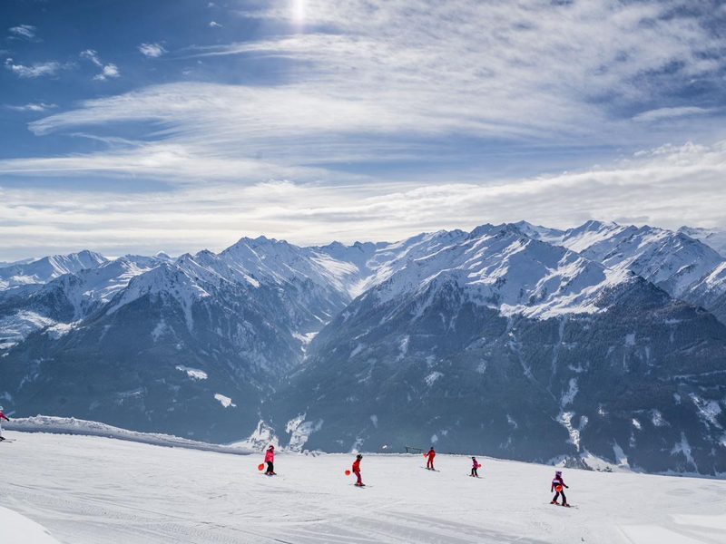 Petit groupe de skieurs lors d’un cours à Saint-Lary