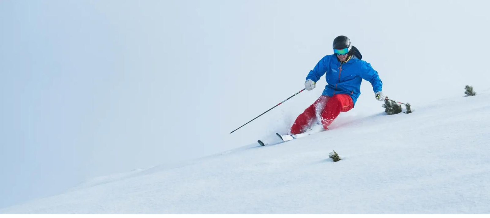 Skieur en pleine descente sur une piste à Saint-Lary-Soulan