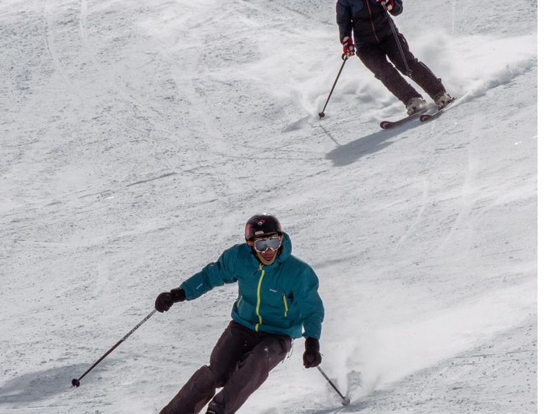 Moniteur de ski accompagnant deux enfants sur la neige à Saint-Lary