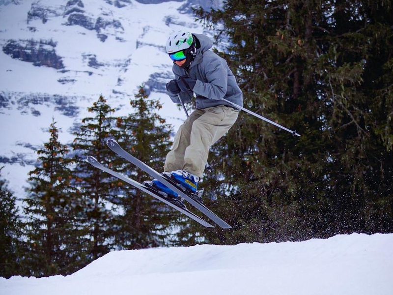 Skieur dans la poudreuse lors d’une sortie hors-piste à Saint-Lary