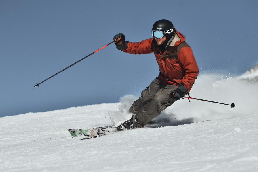 Skieur en virage dans la poudreuse à Saint-Lary