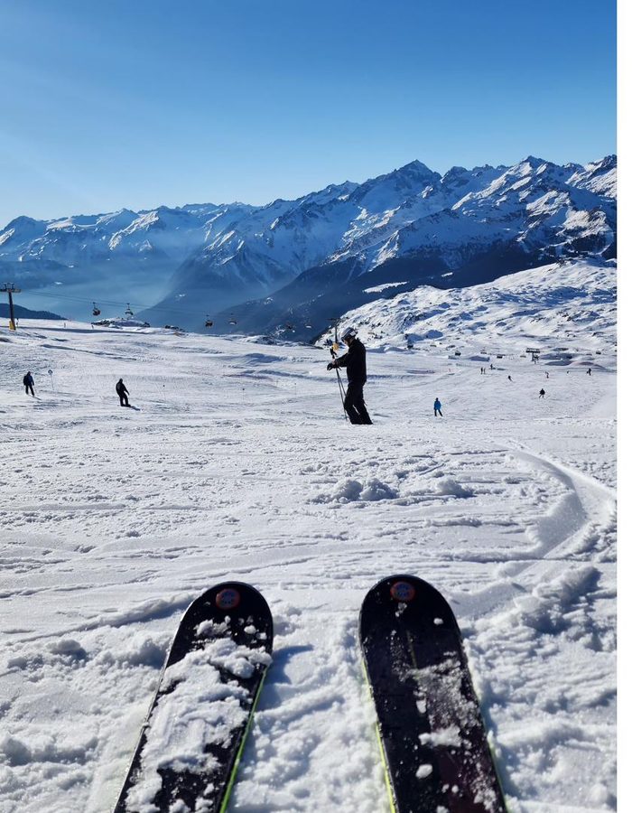 Skieur en saut lors d’une sortie hors-piste dans les Pyrénées