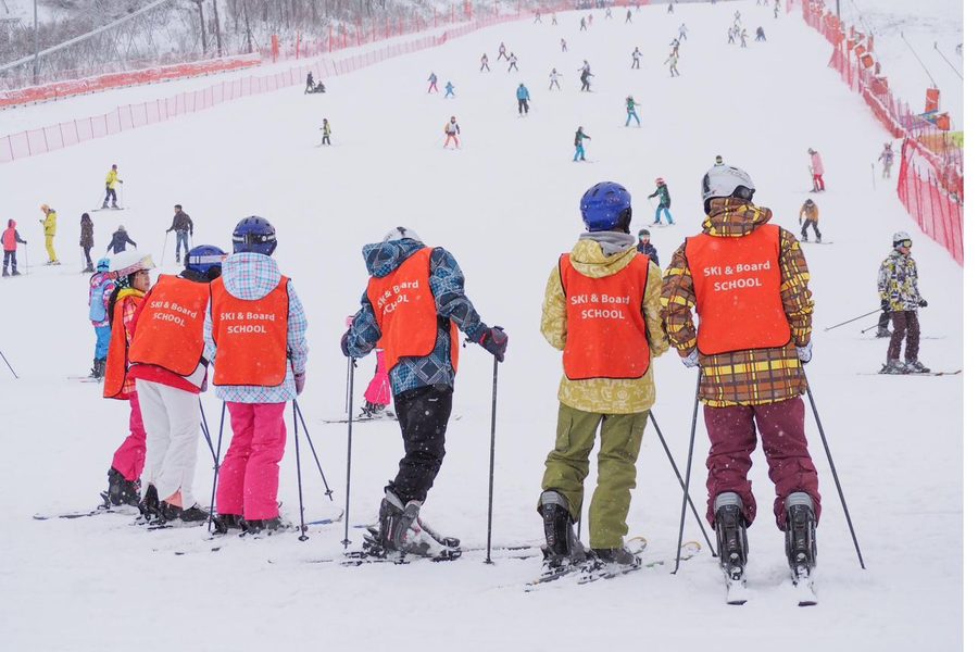 Piste damée et skieurs au départ à Saint-Lary-Soulan